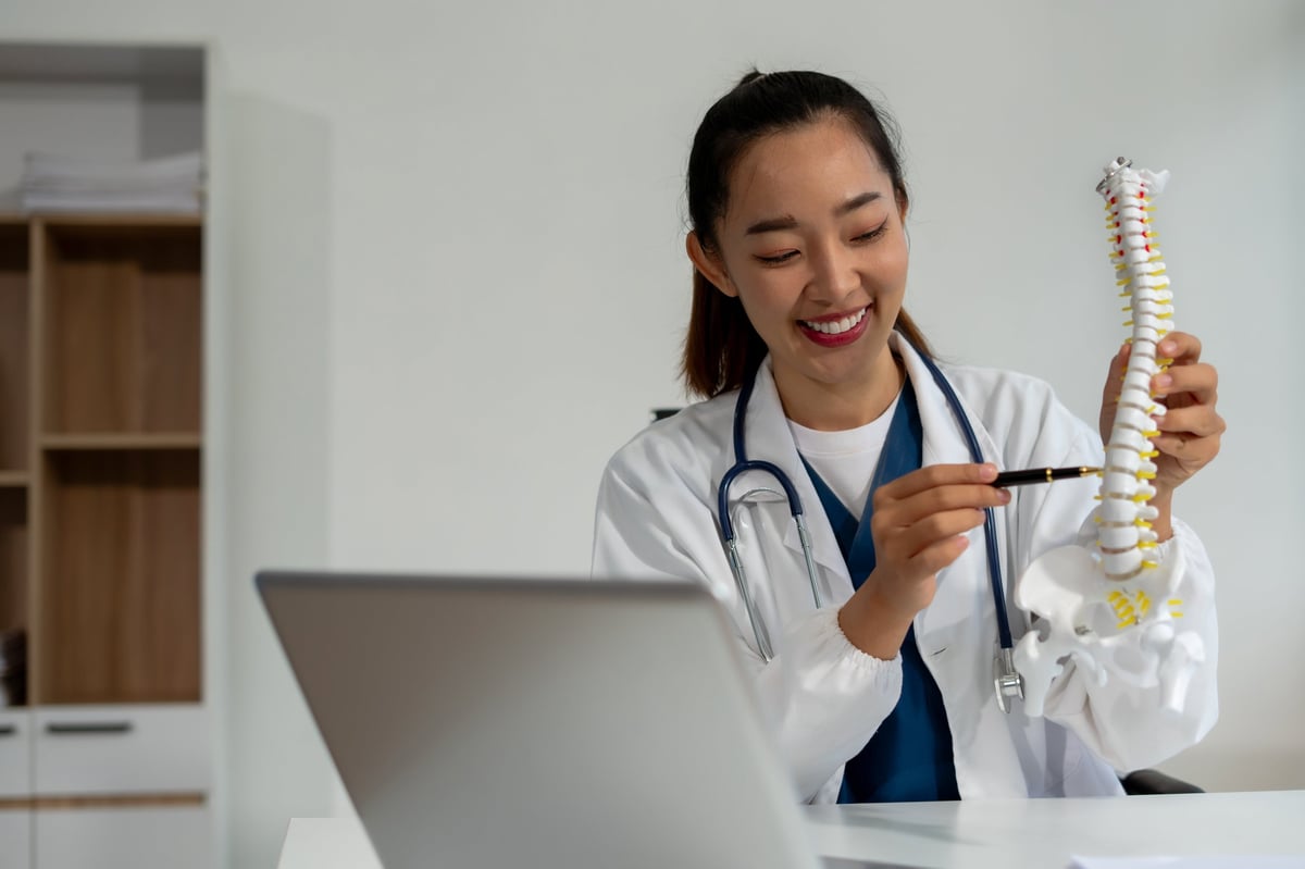 Médico valorando la rodilla de un paciente adulto durante una consulta ortopédica