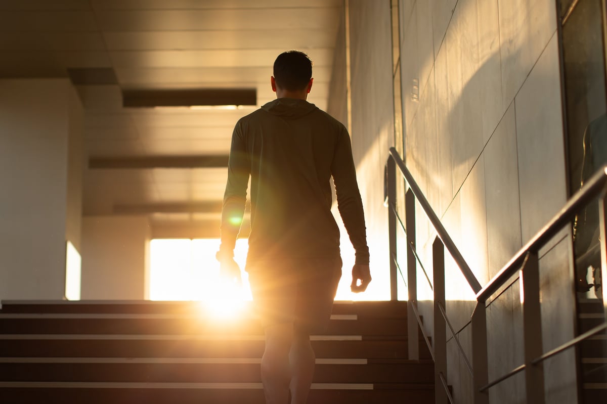 Persona subiendo escaleras, un movimiento cotidiano que involucra la rodilla