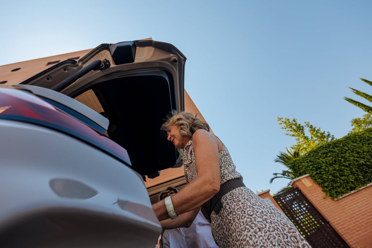 Persona entrando a un coche, un movimiento cotidiano que puede volverse más difícil